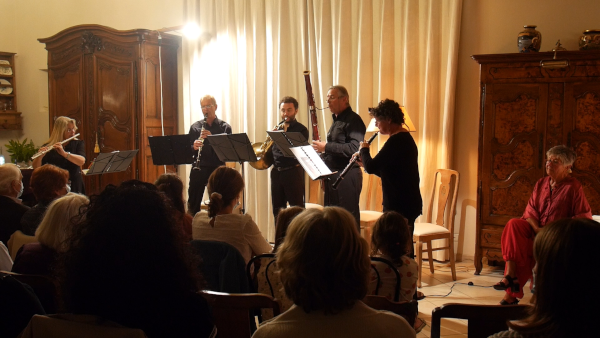 photo des musiciens du quintette et de la conteuse